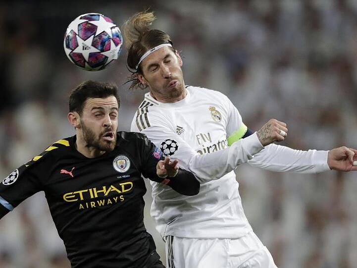 Bernardo Silva (l) von Manchester City und Sergio Ramos von Real Madrid im Kopfballduell.
