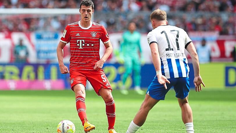 Sein Bayern-Vertrag läuft 2024 aus: Benjamin Pavard (l.) ,  hier im Duell mit Herthas Maximilian Mittelstädt.  Foto: firo/Augenklick