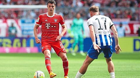 Sein Bayern-Vertrag läuft 2024 aus: Benjamin Pavard (l.) ,  hier im Duell mit Herthas Maximilian Mittelstädt.  Foto: firo/Augenklick