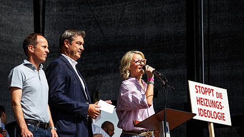 Markus Söder und Monika Gruber bei der Demo am Samstag in Erding.