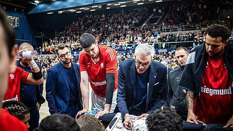 Der richtige Monaco-Kniff? Um den Tabellenzweiten der Euroleague zu düpieren, muss sich Bayern-Coach Gordon Herbert (M.) besonders gewiefte Spielzüge ausdenken und sie seinen Spielern an der Taktiktafel verständlich präsentieren.