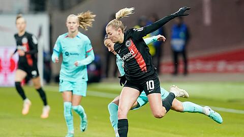 Die Fußballerinnen von Eintracht Frankfurt um Laura Freigang (vorne) spielen gegen den FC Bayern München im großen Stadion.