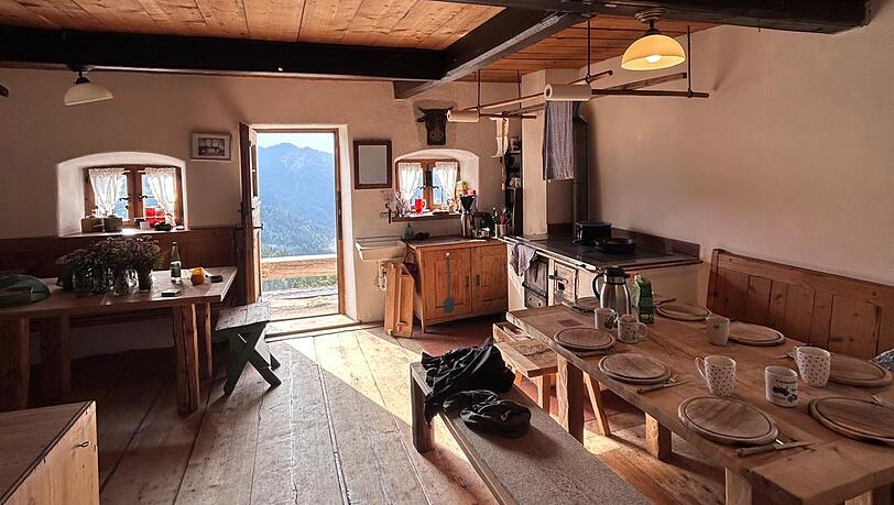 Die ursprüngliche Struktur und Ausstattung der Alm ist bis heute erhalten. Die ursprüngliche Struktur und Ausstattung der Alm ist bis heute erhalten.