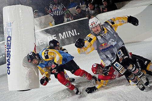 Man kommt sich näher beim Red Bull Crashed Ice.