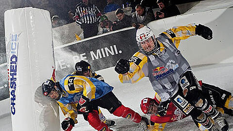 Man kommt sich näher beim Red Bull Crashed Ice.