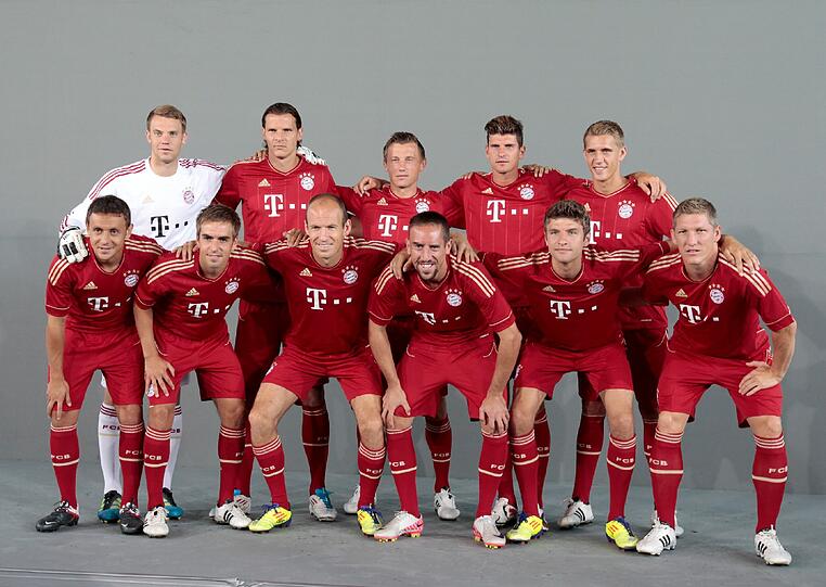 Anstrengender Tag für die Bayern-Kicker: Posing fürs Foto, dann gleich zum Training. Die Bilder von der Säbener