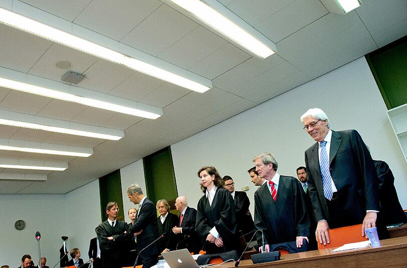 Michael Kemmer (2.v.r.), Hauptgeschäftsführer des Bundesverbands deutscher Banken, muss 20 000 Euro zahlen. Gegen zwei Ex-Banker, darunter der frühere BayernLB-Chef Werner Schmidt (r.), geht der Prozess aber weiter.