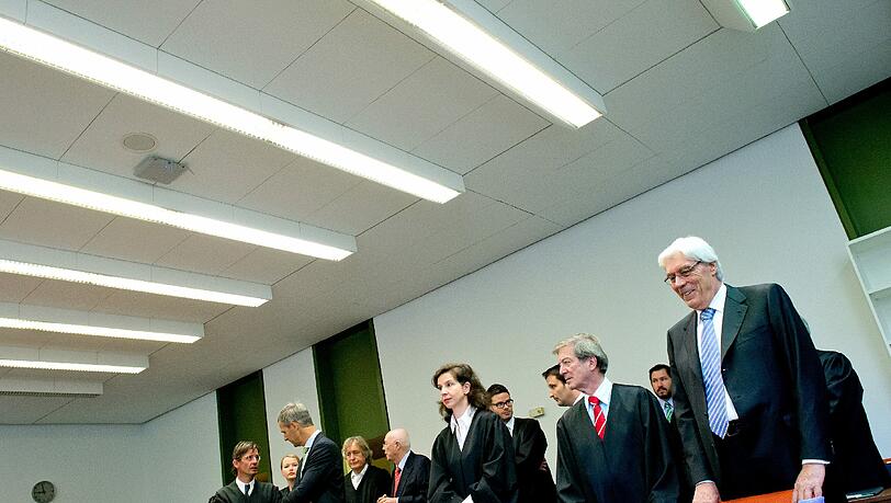 Michael Kemmer (2.v.r.), Hauptgeschäftsführer des Bundesverbands deutscher Banken, muss 20 000 Euro zahlen. Gegen zwei Ex-Banker, darunter der frühere BayernLB-Chef Werner Schmidt (r.), geht der Prozess aber weiter. Michael Kemmer (2.v.r.), Hauptgeschäftsführer des Bundesverbands deutscher Banken, muss 20 000 Euro zahlen. Gegen zwei Ex-Banker, darunter der frühere BayernLB-Chef Werner Schmidt (r.), geht der Prozess aber weiter.