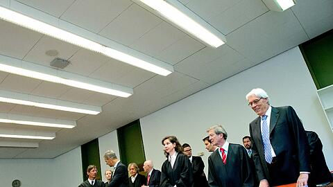 Michael Kemmer (2.v.r.), Hauptgeschäftsführer des Bundesverbands deutscher Banken, muss 20 000 Euro zahlen. Gegen zwei Ex-Banker, darunter der frühere BayernLB-Chef Werner Schmidt (r.), geht der Prozess aber weiter.
