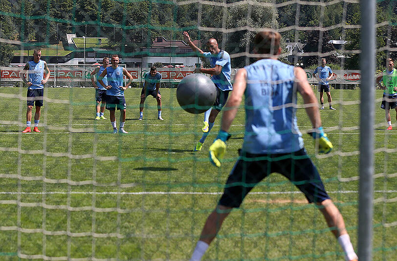 Schwitzen, schwimmen, strampeln: Die Löwen absolvieren am ersten Tag im Trainingslager in Bad Häring ein buntes, abwechslungsreiches Programm. Und sie haben offensichtlich Spaß dabei.