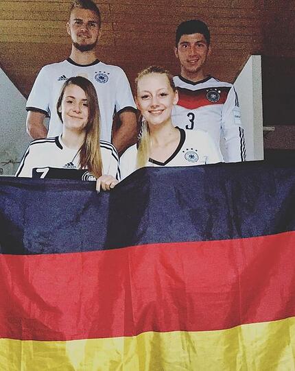 Nicht nur deswegen outete sich der 20-Jährige danach als glühender Fan der DFB-Elf, postete hier vor dem ersten Gruppenspiel gegen die Ukraine ein Bild mit den Worten: "Auf geht's Deutschland - ich tippe 2:0 für uns!" Richtig getippt, Herr Wittek!