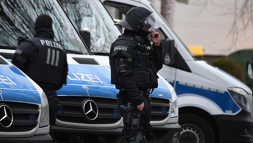 Große Anti-Terror-Razzia in Hessen. Die Polizei durchsuchte auch die Bilal-Moschee in Frankfurt. Große Anti-Terror-Razzia in Hessen. Die Polizei durchsuchte auch die Bilal-Moschee in Frankfurt.
