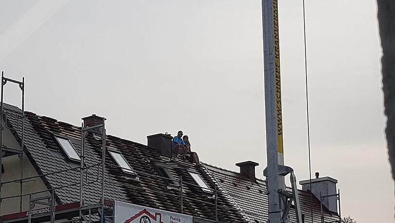 Auf einem renovierten Dach neben dem Stadion haben es sich zwei Fans gemütlich gemacht. Auf einem renovierten Dach neben dem Stadion haben es sich zwei Fans gemütlich gemacht.