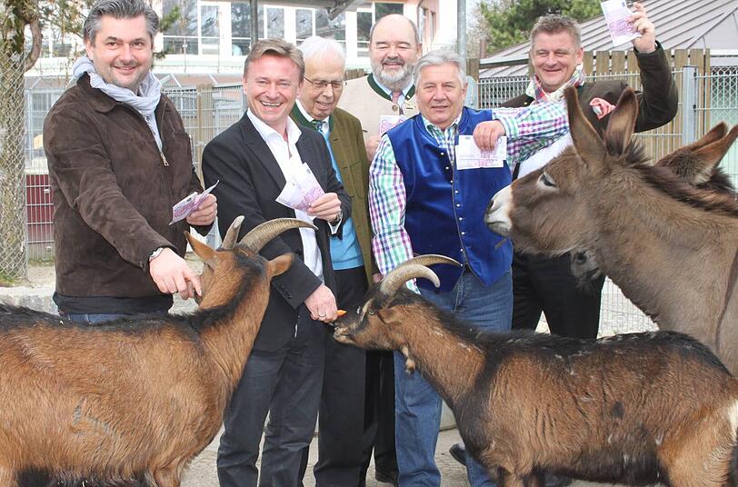 Tierfreunde (v. l.): Hans-Jörg Bachmeier, Peter Feigl, Richard Fuchs (Tierschutzverein) Putzi Holenia, Rudi Färber und Stefan Grosse.