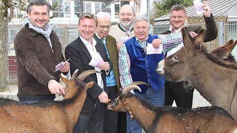Tierfreunde (v. l.): Hans-Jörg Bachmeier, Peter Feigl, Richard Fuchs (Tierschutzverein) Putzi Holenia, Rudi Färber und Stefan Grosse.