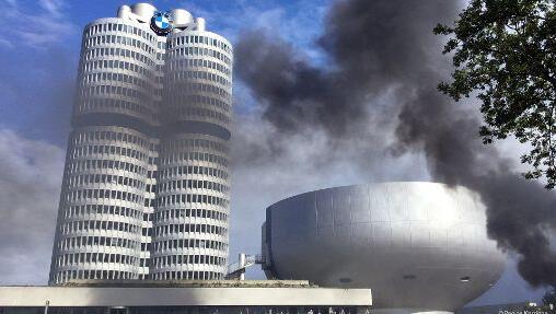 Auch wenn der Rauch über den BMW-Türmen bedrohlich aussieht: Die Ursache ist recht harmlos. Auch wenn der Rauch über den BMW-Türmen bedrohlich aussieht: Die Ursache ist recht harmlos.