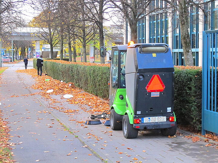 Das Laub in Neuperlach hat keine Chance gegen diese Attacke.