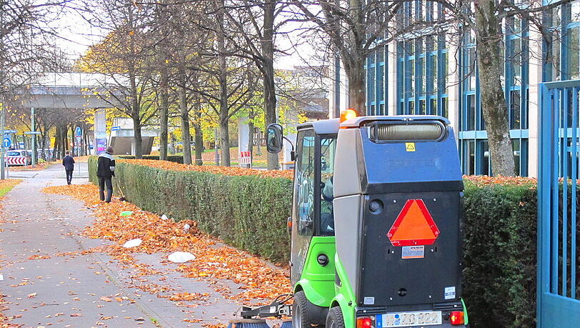 Das Laub in Neuperlach hat keine Chance gegen diese Attacke.