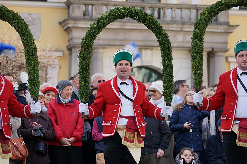 Laube, Kreuz, Schlange und Krone - das sind nur einige der Formationen, die die Schäffler auf Lager haben. Hier die Bilder vom traditionellen Tanz am Marienplatz vor Oberbürgermeister Dieter Reiter und später am Wittelsbacherplatz.