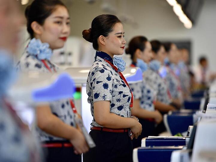 Der neue Flughafen wurde in den Staatsmedien als Zeichen für Chinas Leistungsfähigkeit und Wachstum gefeiert. Seine Eröffnung erfolgte wie geplant rechtzeitig zum 70. Jahrestag der Gründung der Volksrepublik.