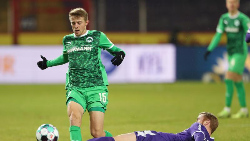 Fürths Sebastian Ernst (l) und Osnabrücks Sebastian Kerk kämpfen um den Ball.
