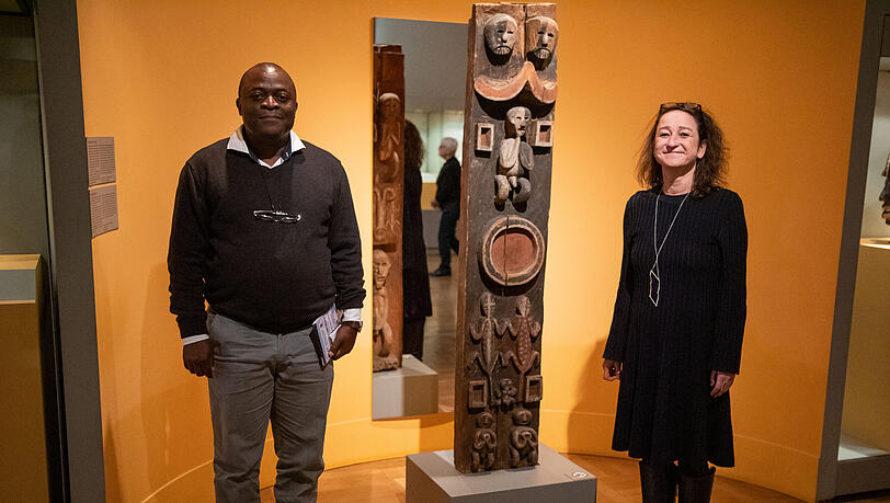 Karin Guggeis, Projektleitung des Museums, und Albert Gouaffo, Projektkoordinator der Universität Dschang (Kamerun) bei einem Termin im Februar 2020 neben dem "Blaue-Reiter-Pfosten". (Archivbild)