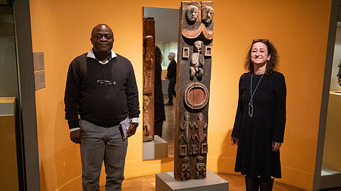 Karin Guggeis, Projektleitung des Museums, und Albert Gouaffo, Projektkoordinator der Universität Dschang (Kamerun) bei einem Termin im Februar 2020 neben dem "Blaue-Reiter-Pfosten". (Archivbild)