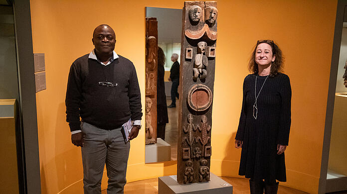 Karin Guggeis, Projektleitung des Museums, und Albert Gouaffo, Projektkoordinator der Universität Dschang (Kamerun) bei einem Termin im Februar 2020 neben dem "Blaue-Reiter-Pfosten". (Archivbild)