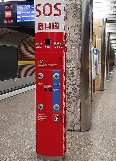 Die SOS-Säule am U-Bahnhof Heimeranplatz. Die SOS-Säule am U-Bahnhof Heimeranplatz.