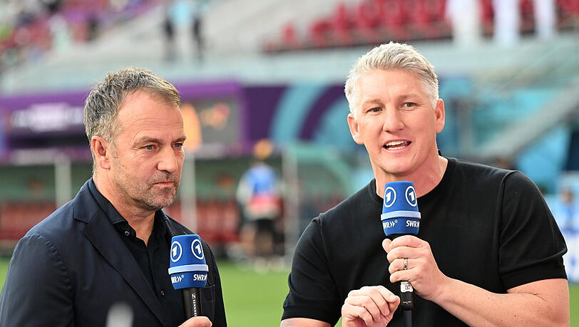 Nach der 1:2-Niederlage der DFB-Elf gegen Japan: ARD-Experte und Ex-Nationalspieler Bastian Schweinsteiger (rechts) im Gespräch mit Bundestrainer Hansi Flick. Nach der 1:2-Niederlage der DFB-Elf gegen Japan: ARD-Experte und Ex-Nationalspieler Bastian Schweinsteiger (rechts) im Gespräch mit Bundestrainer Hansi Flick.