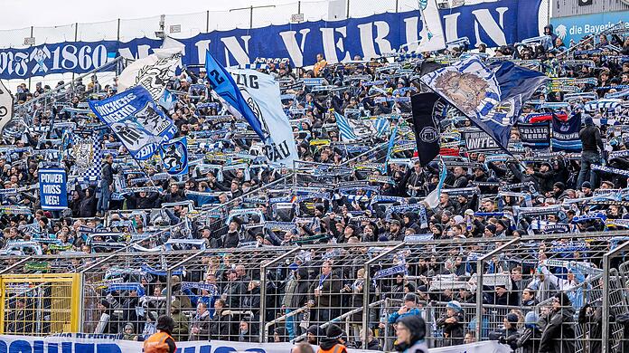 Fans des TSV 1860 in der Westkurve des Grünwalder Stadions.
