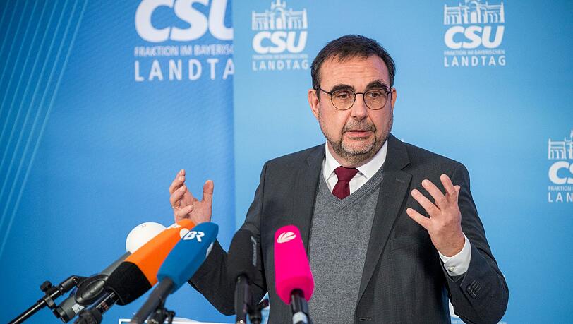 Klaus Holetschek spricht bei der Abschlusspressekonferenz der Winterklausur der Landtagsfraktion.
