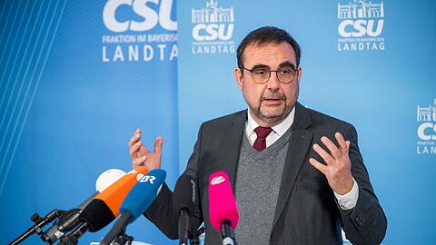 Klaus Holetschek spricht bei der Abschlusspressekonferenz der Winterklausur der Landtagsfraktion.