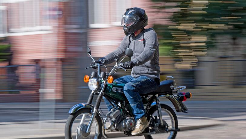 Alle vier Mopedfahrer wurden verletzt. (Symbolbild)