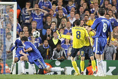 Michael Ballack geht in Deckung, Andres Iniesta trifft zum 1:1 für Barcelona.