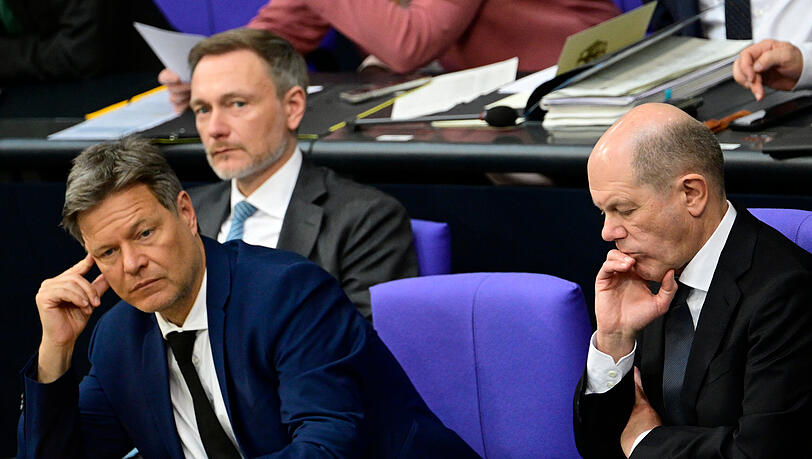 Die Drei von der Ampel-Koalition (v.l.): Robert Habeck, dessen Alter Ego im Krimi erster grüner Kanzler wird, Christian Lindner (FDP) und Olaf Scholz (SPD). Der Finanzminister und der Kanzler, die im Buch ermordet werden, erinnern stark an die beiden Letztgenannten. Die Drei von der Ampel-Koalition (v.l.): Robert Habeck, dessen Alter Ego im Krimi erster grüner Kanzler wird, Christian Lindner (FDP) und Olaf Scholz (SPD). Der Finanzminister und der Kanzler, die im Buch ermordet werden, erinnern stark an die beiden Letztgenannten.
