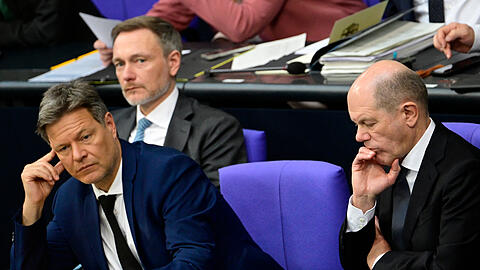 Die Drei von der Ampel-Koalition (v.l.): Robert Habeck, dessen Alter Ego im Krimi erster gr&uuml;ner Kanzler wird, Christian Lindner (FDP) und Olaf Scholz (SPD). Der Finanzminister und der Kanzler, die im Buch ermordet werden, erinnern stark an die beiden Letztgenannten.