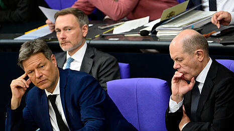 Die Drei von der Ampel-Koalition (v.l.): Robert Habeck, dessen Alter Ego im Krimi erster gr&uuml;ner Kanzler wird, Christian Lindner (FDP) und Olaf Scholz (SPD). Der Finanzminister und der Kanzler, die im Buch ermordet werden, erinnern stark an die beiden Letztgenannten.