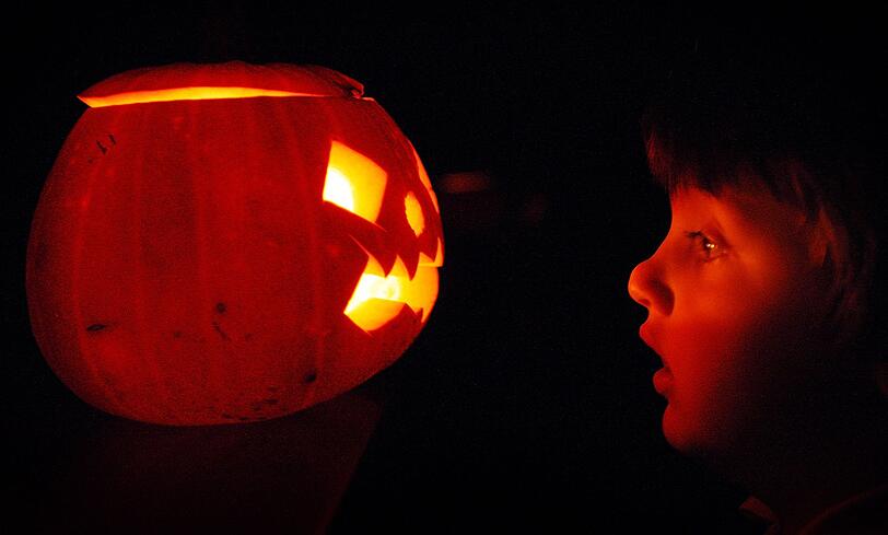 Sie gehört einfach dazu: die traditionelle "Jack O'Lantern". Ein leuchtender Kürbis, der ausgehöhlt wurde und der ein neues Gesicht verpasst bekommen hat, steht vor der Tür jedes Halloween-Fans. Zurück geht die irische Legende auf den listigen Bösewicht Jack Oldfield. Der erpresste den Teufel, damit dieser ihm nicht mehr in die Quere komme. Sie gehört einfach dazu: die traditionelle "Jack O'Lantern". Ein leuchtender Kürbis, der ausgehöhlt wurde und der ein neues Gesicht verpasst bekommen hat, steht vor der Tür jedes Halloween-Fans. Zurück geht die irische Legende auf den listigen Bösewicht Jack Oldfield. Der erpresste den Teufel, damit dieser ihm nicht mehr in die Quere komme.