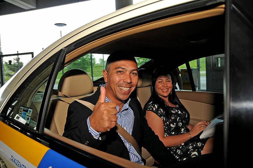 Daumen hoch! Giovane Elber kam mit seiner Ehefrau zum Fußballabend