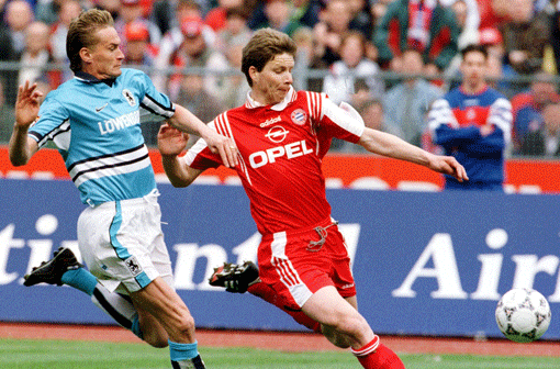 Manfred Bender vom TSV 1860 München (links) kämpfte 1998 mit Michael Tarnat vom FC Bayern München um den Ball. Das 187. Münchner Bundesliga-Derby fand im Münchner Olympiastadion statt.