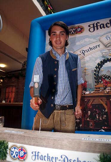 Die Pschorr Wiesn Champions: Der TSV 1860 und der EHC München haben sich in den Disziplinen Nageln, Anzapfen und Maßkrug-Stemmen gemessen. Die Bilder.
