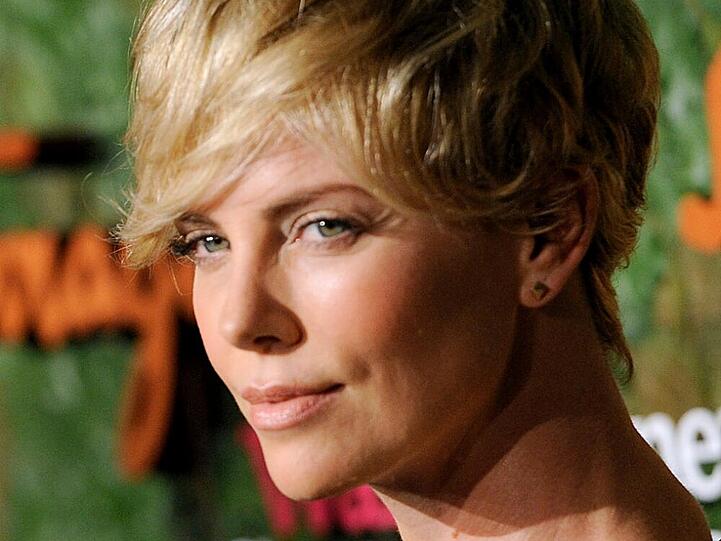 Heute kennt den Namen Charlize Theron so gut wie jeder Film-Fan