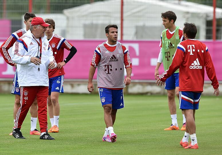 Die beiden Neuzugänge des FC Bayern München, Sebastian Rode und Juan Bernat trainieren auf dem Gelände ihres neuen Vereins in München.