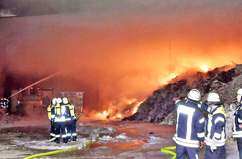 Bei dem Brand einer Lagerhalle in Forstinning entstand ein Schaden von 900 000 Euro.