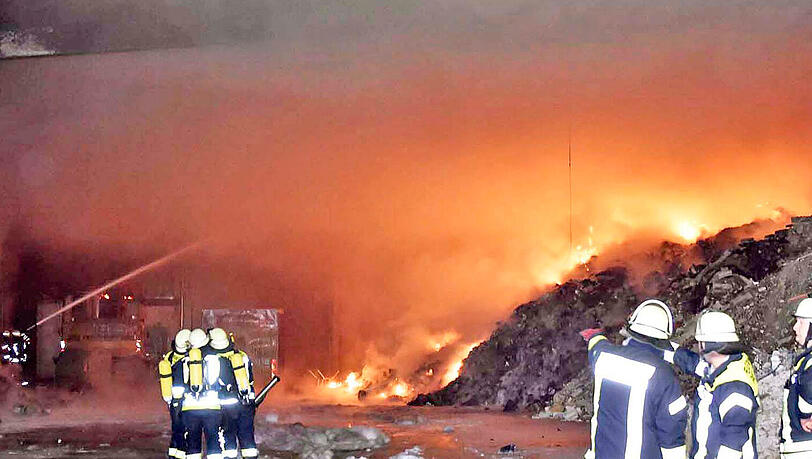 Bei dem Brand einer Lagerhalle in Forstinning entstand ein Schaden von 900 000 Euro. Bei dem Brand einer Lagerhalle in Forstinning entstand ein Schaden von 900 000 Euro.