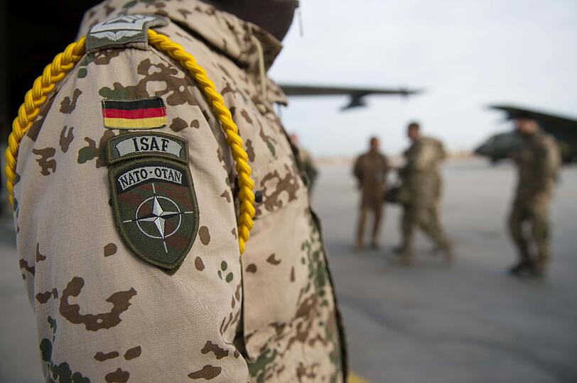 Bundeswehrsoldaten steigen im Camp Marmal in Masar-i-Scharif in eine C160 Transall-Transportmaschine. Der Bundestag hat den Abzug deutscher Soldaten aus Afghanistan gestoppt.