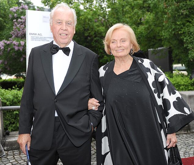 Vor sechs Monaten ist ihre späte, große Liebe gestorben: Doch die Kubi ist sich sicher, dass TV-Produzent Wolfgang Rademann weiterlebt.