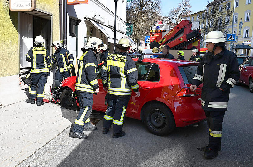 Schrecklicher Unfall in Traunstein: Ein Golf erfasst einen Kinderwagen. Das sechs Monate alte Kind wird verletzt.