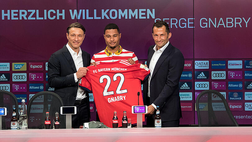 Niko Kovac und Hasan Salihamidzic (rechts) nehmen "Neuzugang" Serge Gnabry in die Mitte.